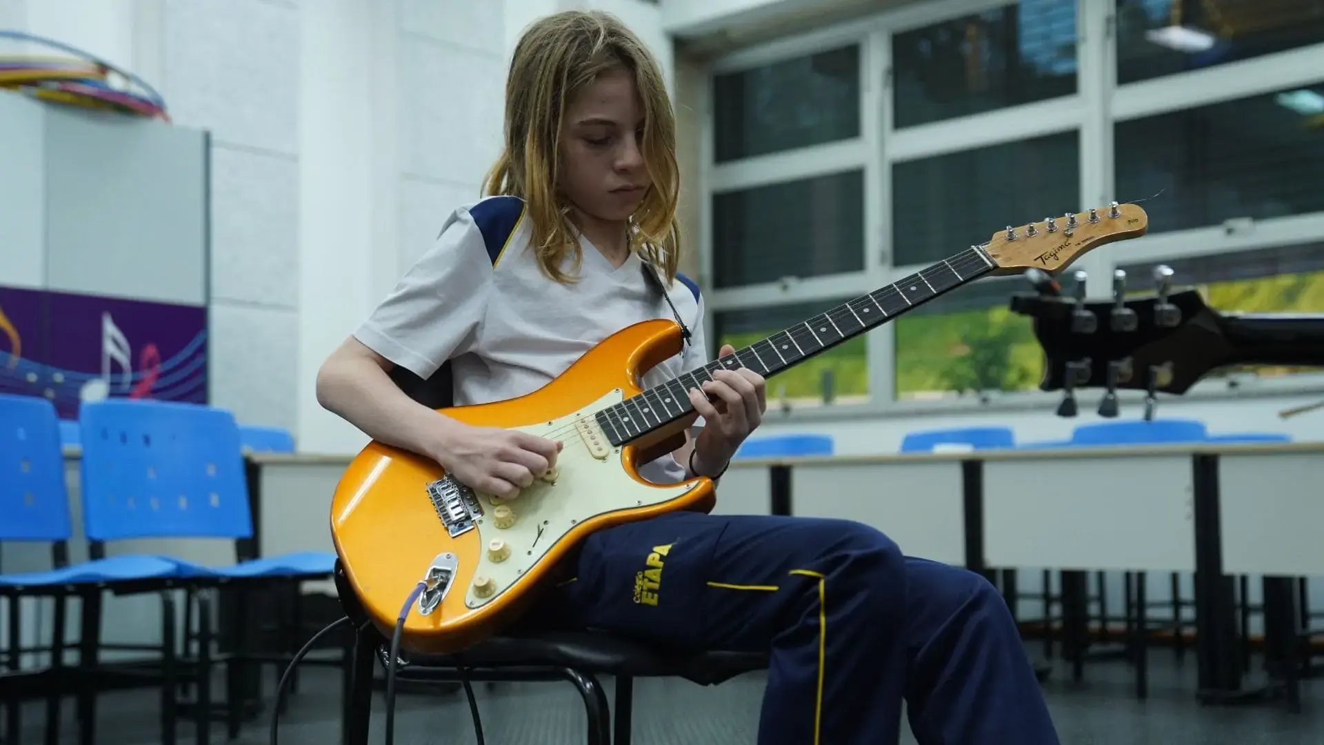 Atividades extracurriculares na escola – Guitarra