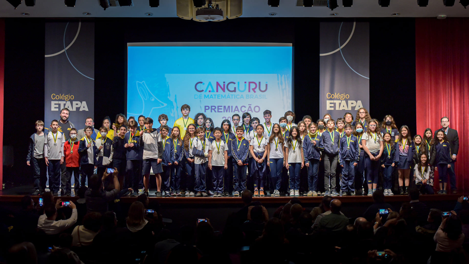 Alunos do Colégio Etapa receberam medalhas no Canguru de Matemática 2022, maior competição internacional da disciplina no mundo.