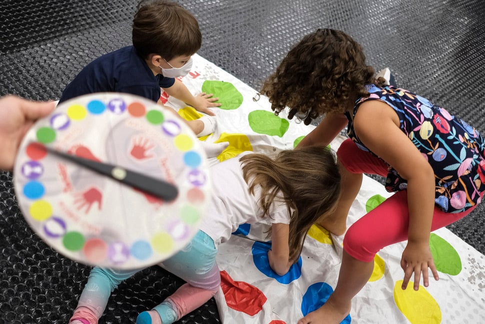 Crianças jogam Twister no Colégio Etapa