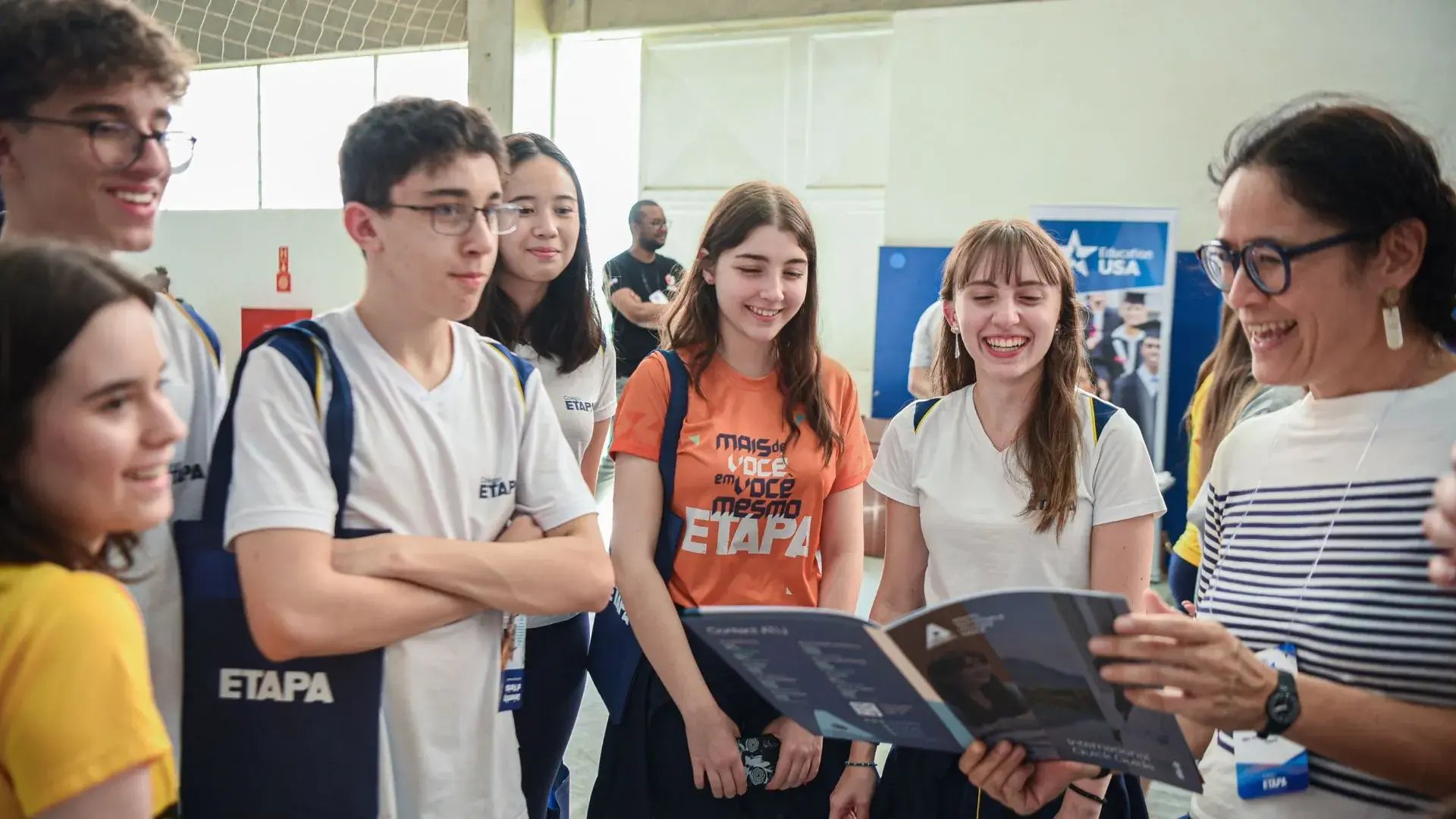 Alunos interagindo na Feira de Universidades Internacionais 2024