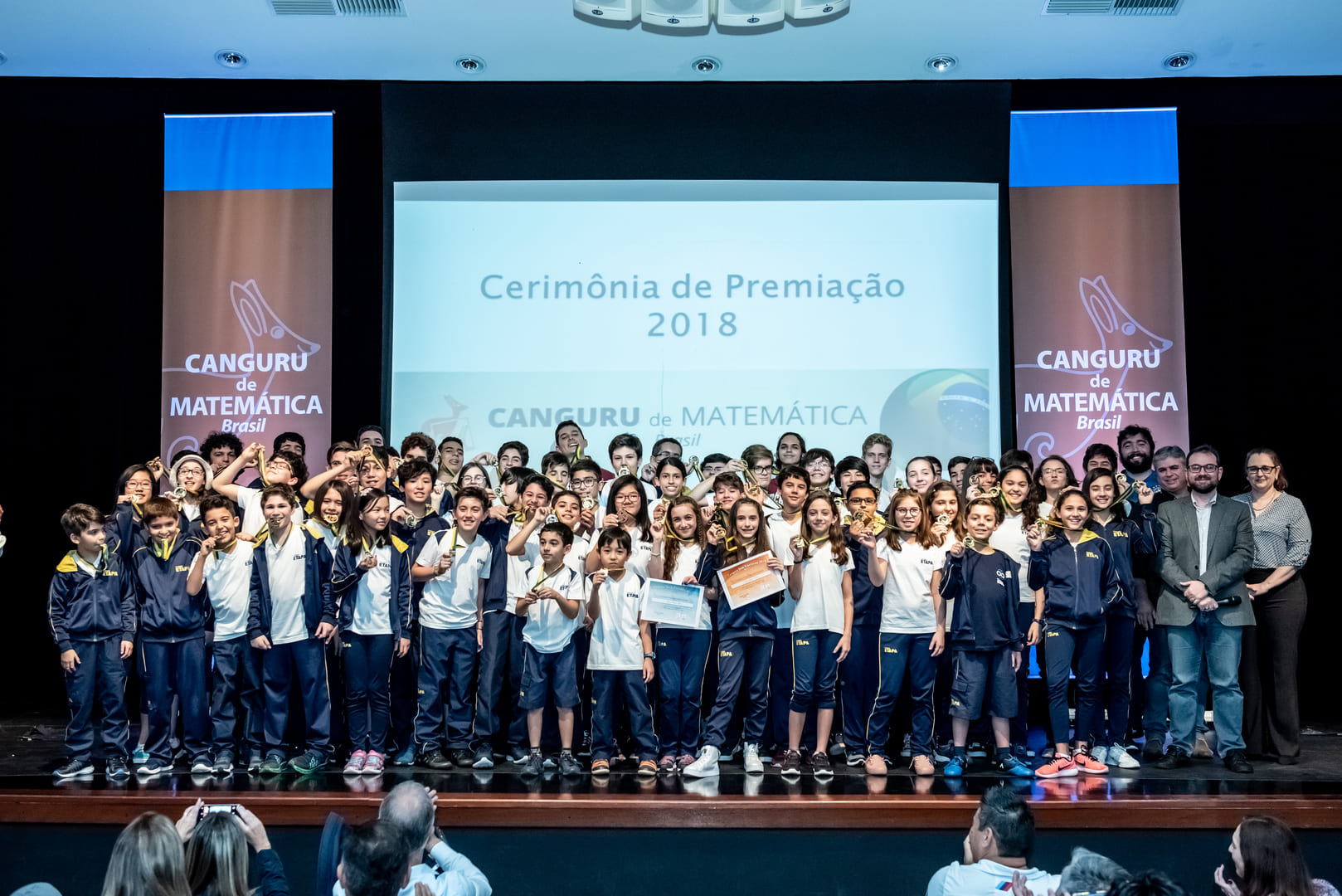 Alunos do Ensino Fundamental e Médio, da unidade Valinhos, com suas medalhas no Canguru de Matemática.