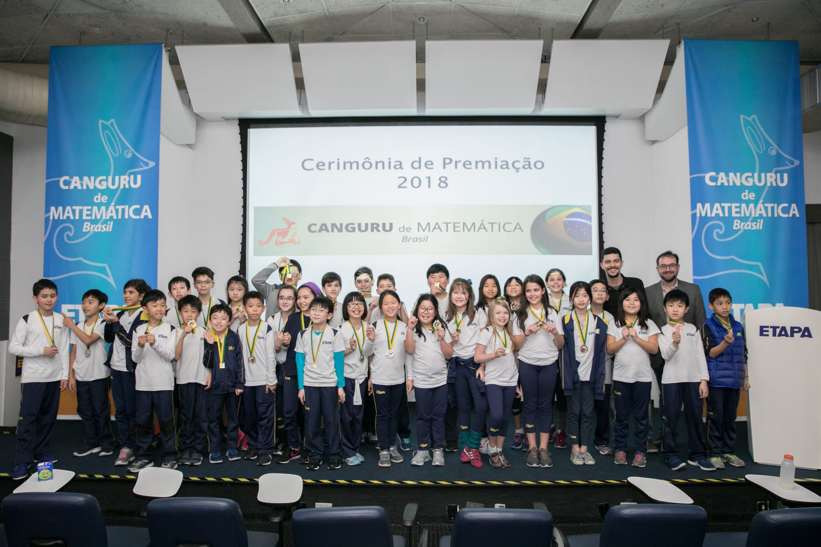 Alunos do Etapa recebem medalhas pelo desempenho no Canguru de Matemática