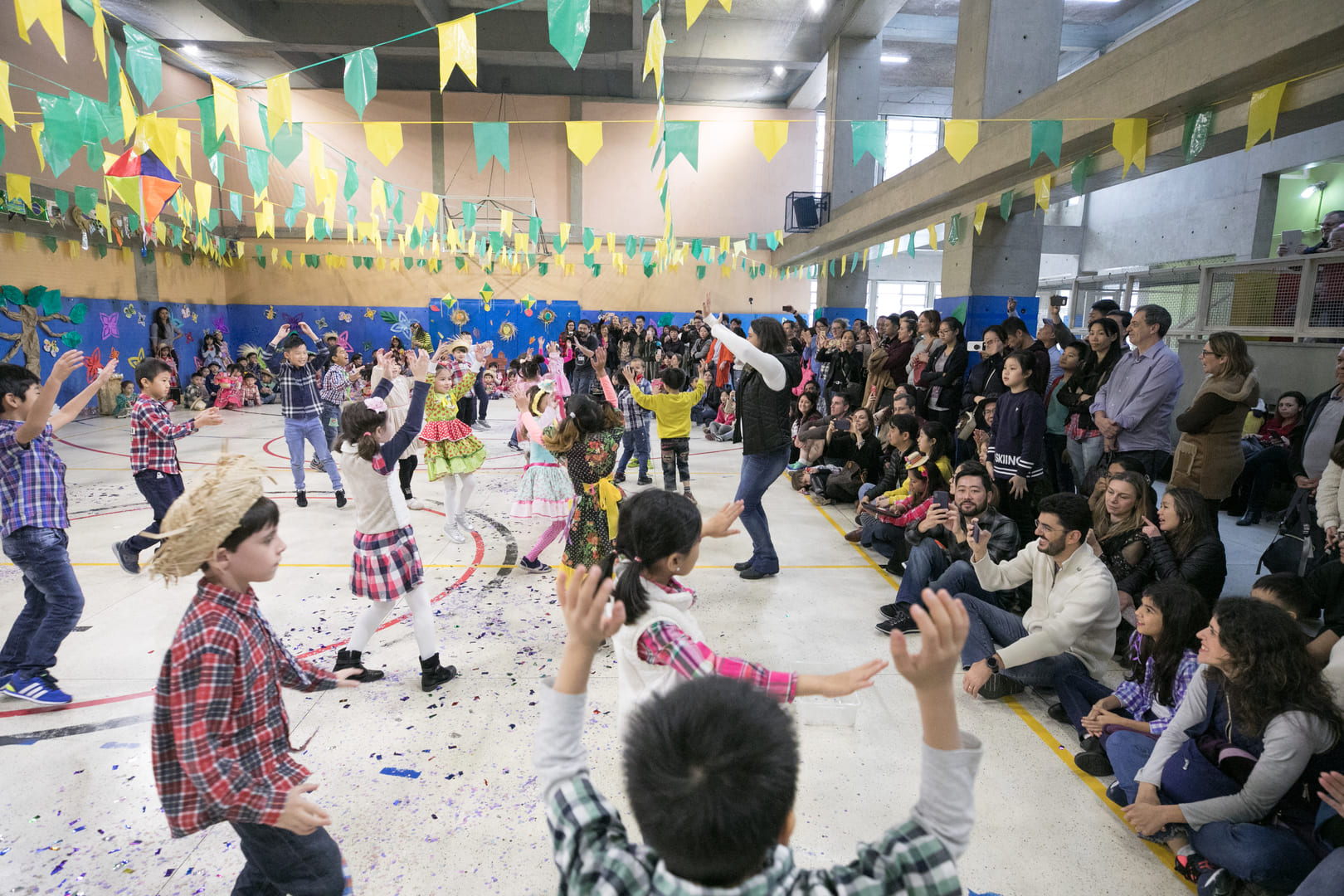 Turmas do Infantil ao 2º ano do Fundamental se apresentam no Arraial do Colégio Etapa.