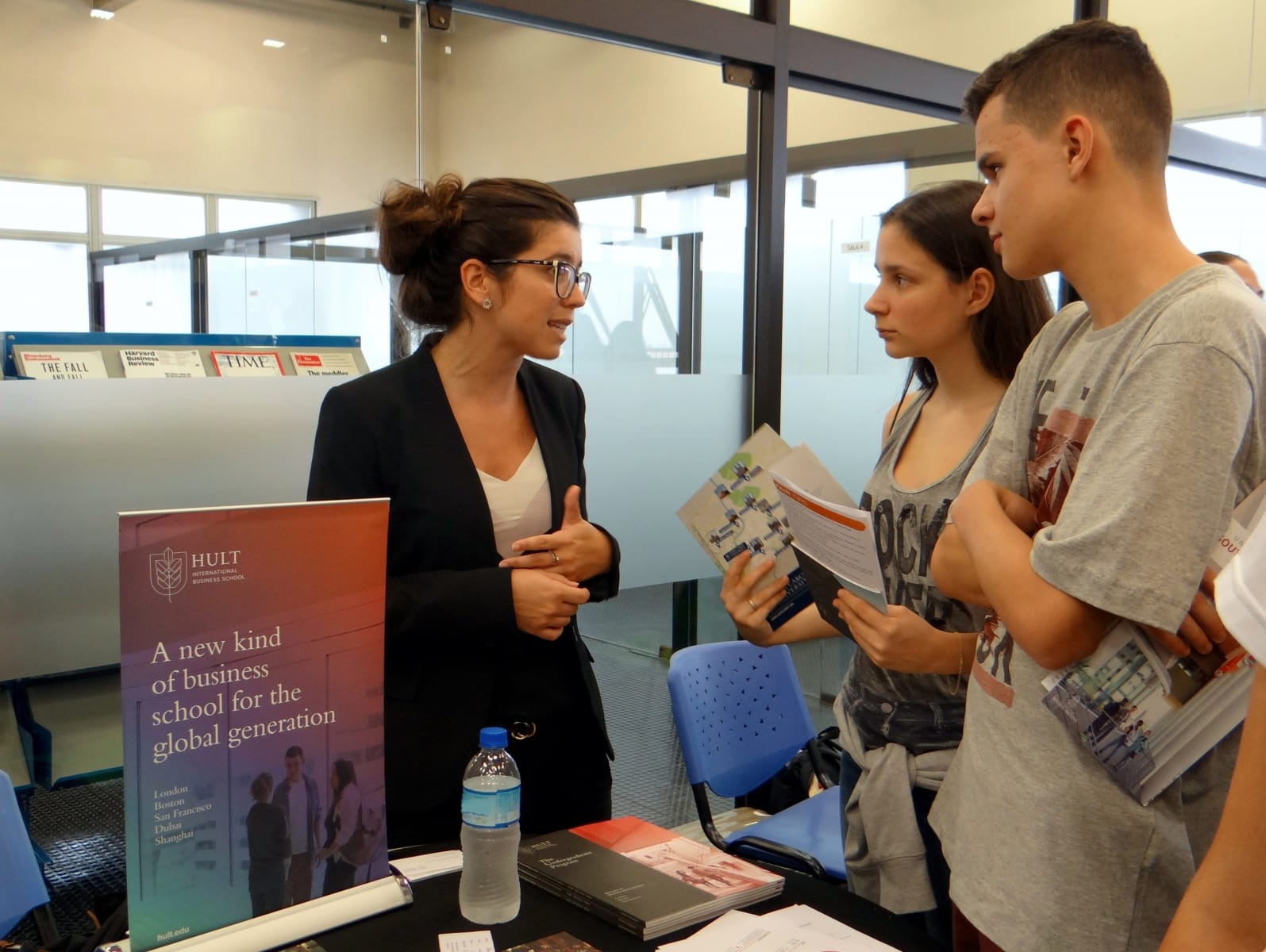 Visitas de faculdades e feiras internacionais no Colégio Etapa.