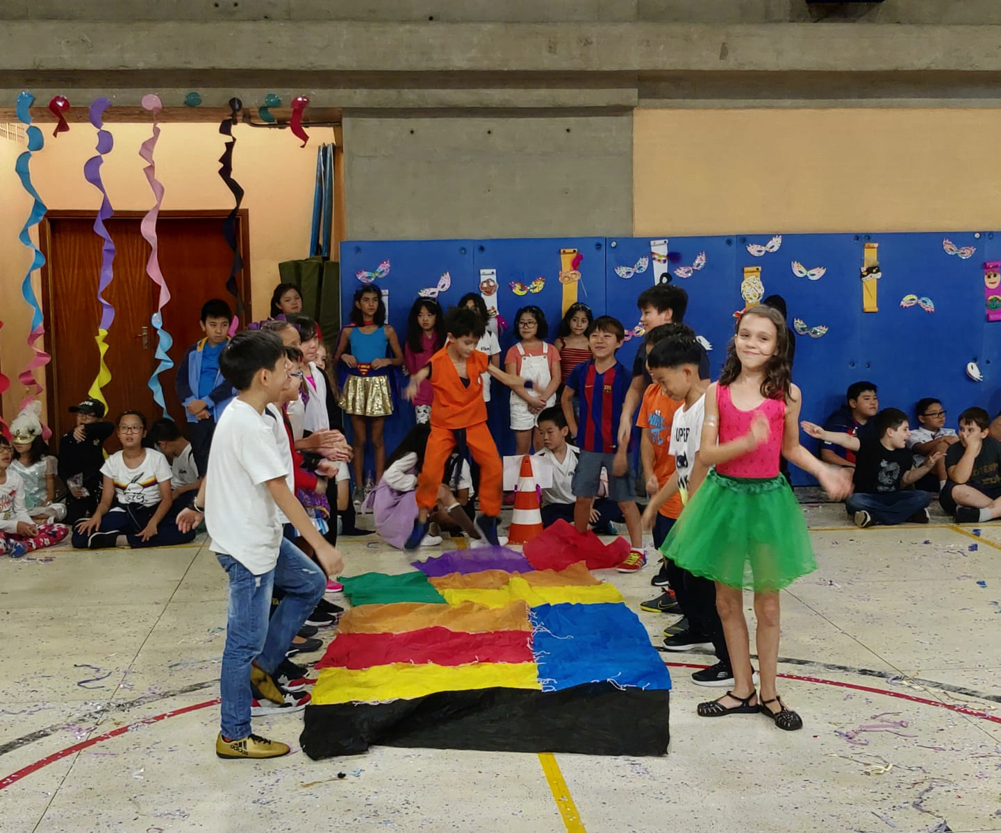Alunos da Educação Infantil e do Ensino Fundamental I do Colégio Etapa brincaram no carnaval por meio de atividades artísticas e bailes animados.