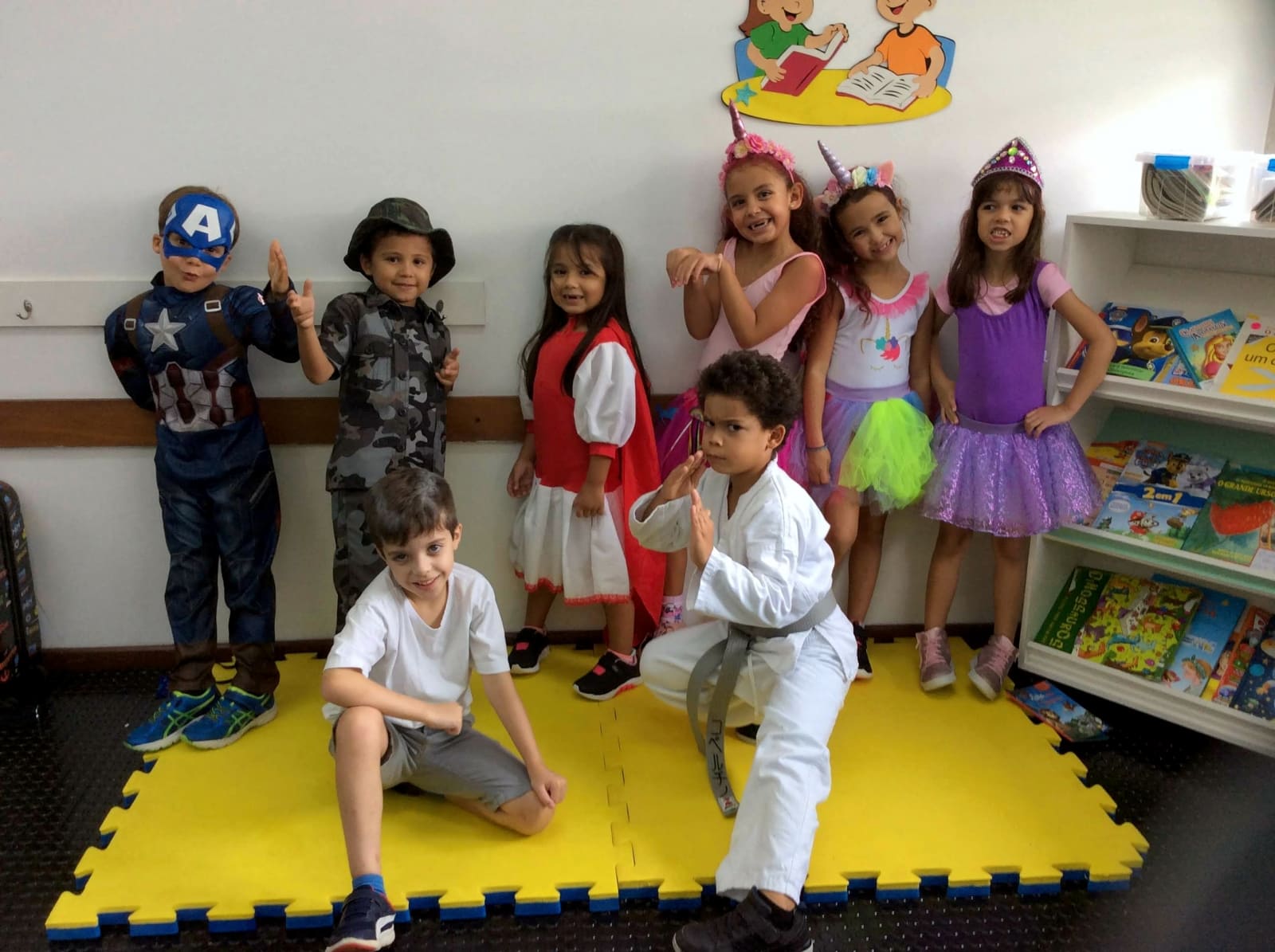 Alunos da Educação Infantil e do Ensino Fundamental I do Colégio Etapa brincaram no carnaval por meio de atividades artísticas e bailes animados.