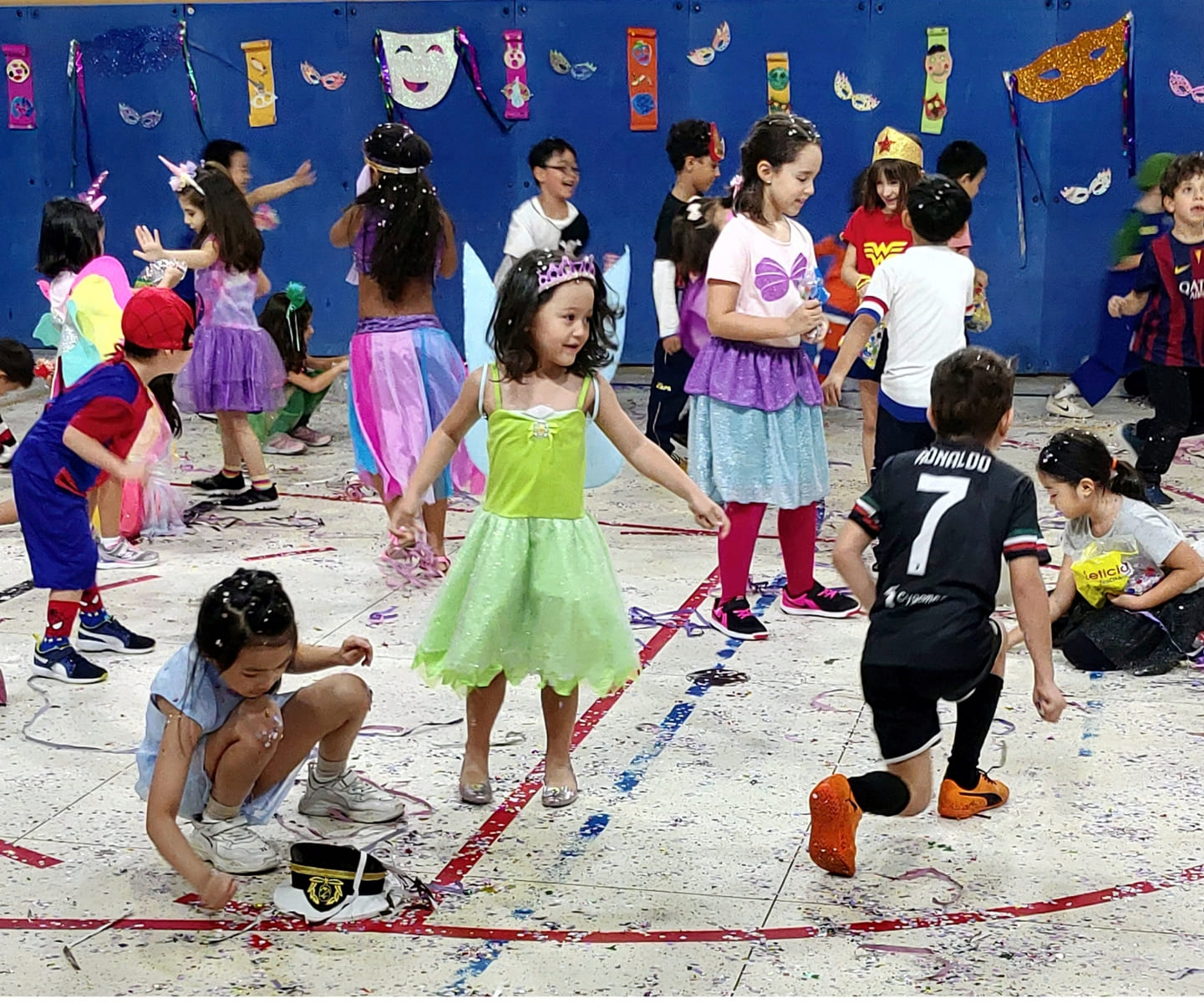 Alunos da Educação Infantil e do Ensino Fundamental I do Colégio Etapa brincaram no carnaval por meio de atividades artísticas e bailes animados.