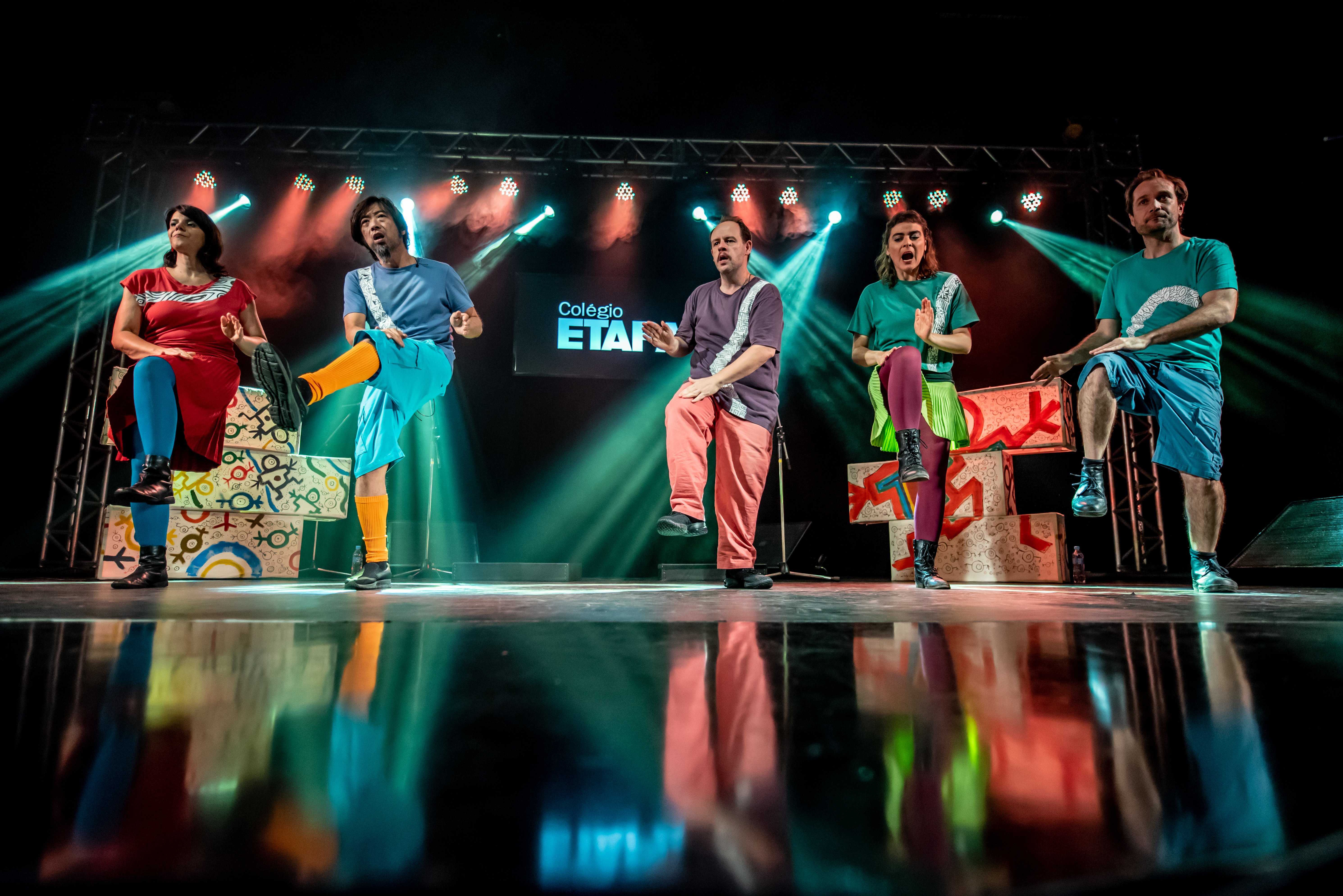 Os shows do grupo musical Barbatuques são experiências musicais que levam o público a explorar a diversidade de timbres do próprio corpo.