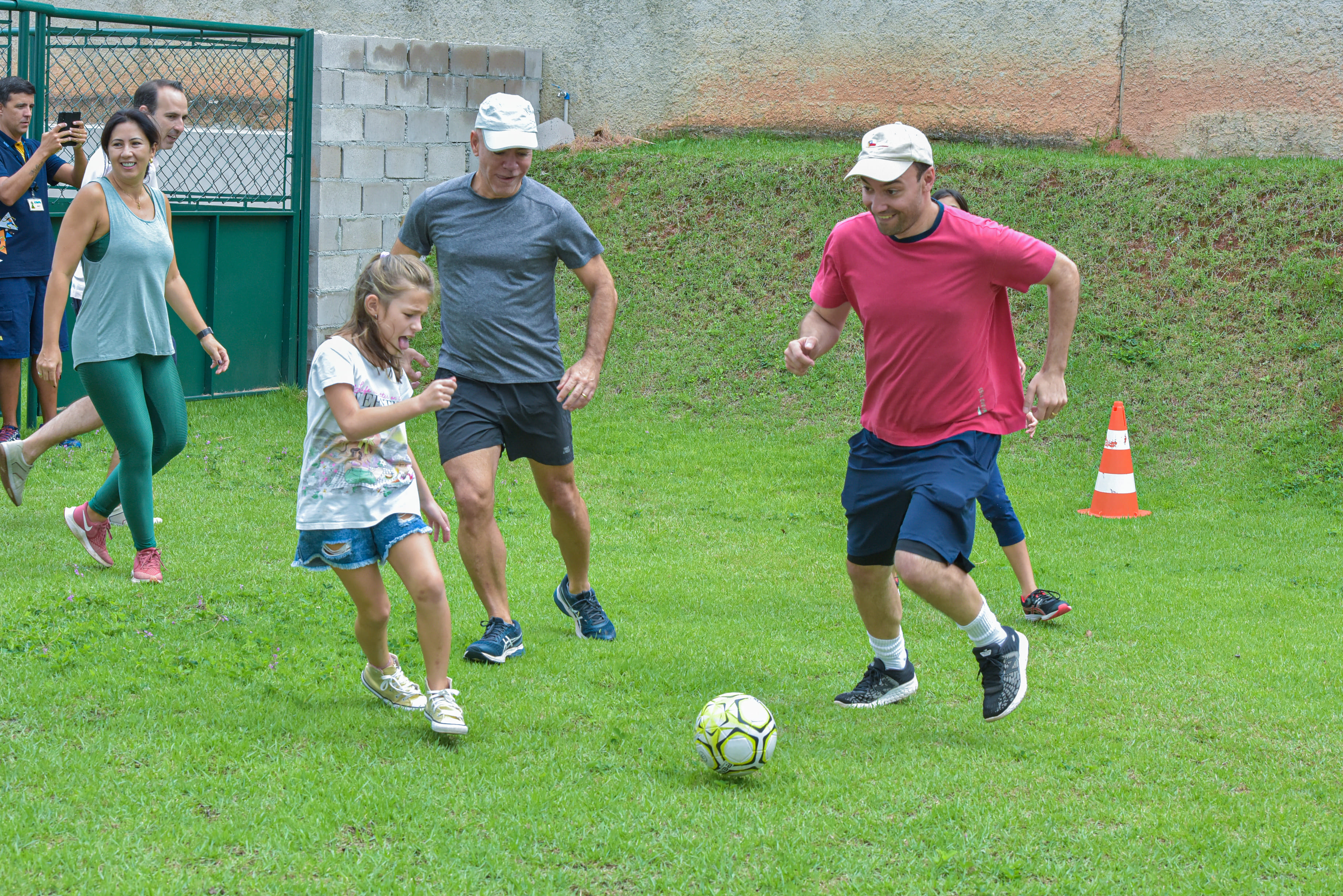 Adultos e crianças jogando futebol de caixote