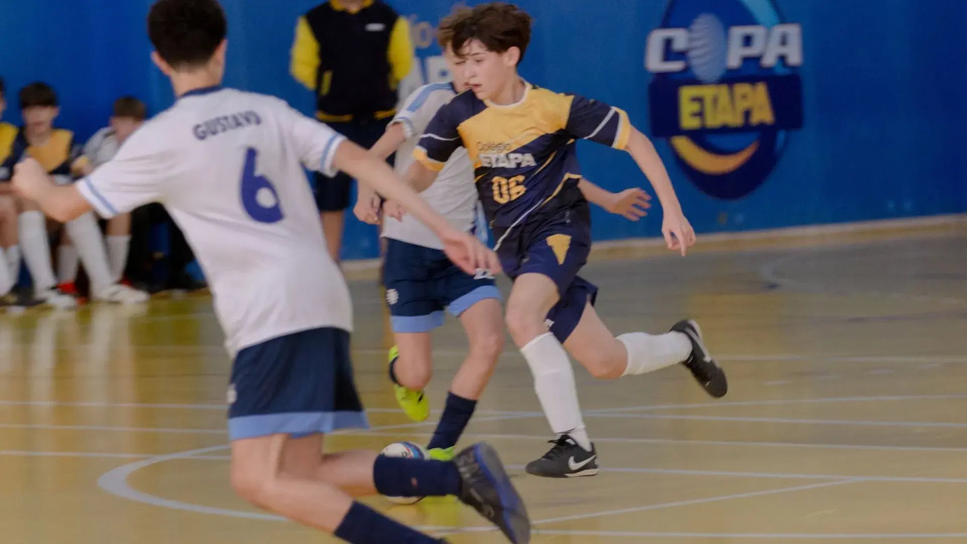 Atleta de Futsal do Colégio Etapa disputa bola com jogadores do time adversário na Copa Etapa Valinhos 2025.&nbsp;