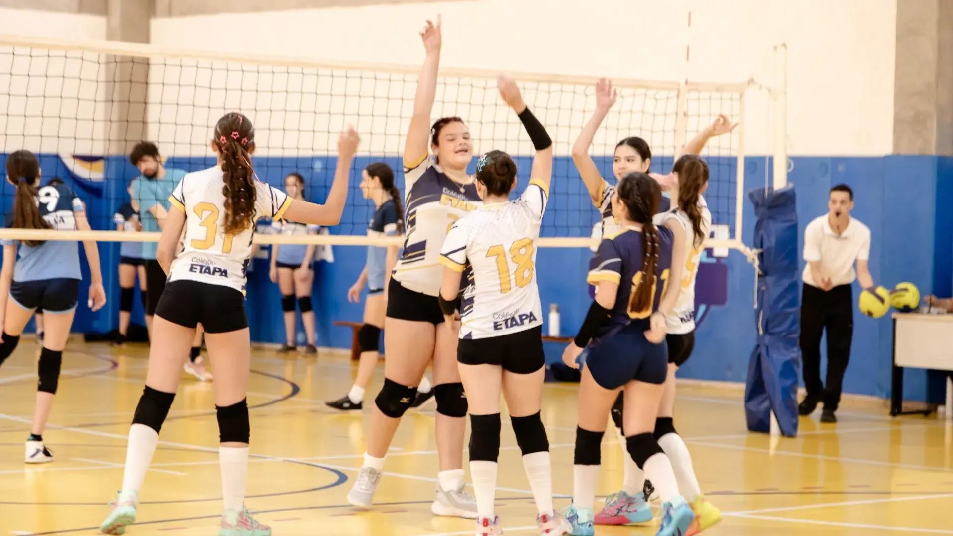 &nbsp;Atletas do Colégio Etapa comemoram durante jogo de Vôlei da Copa Etapa Valinhos 2025.&nbsp;