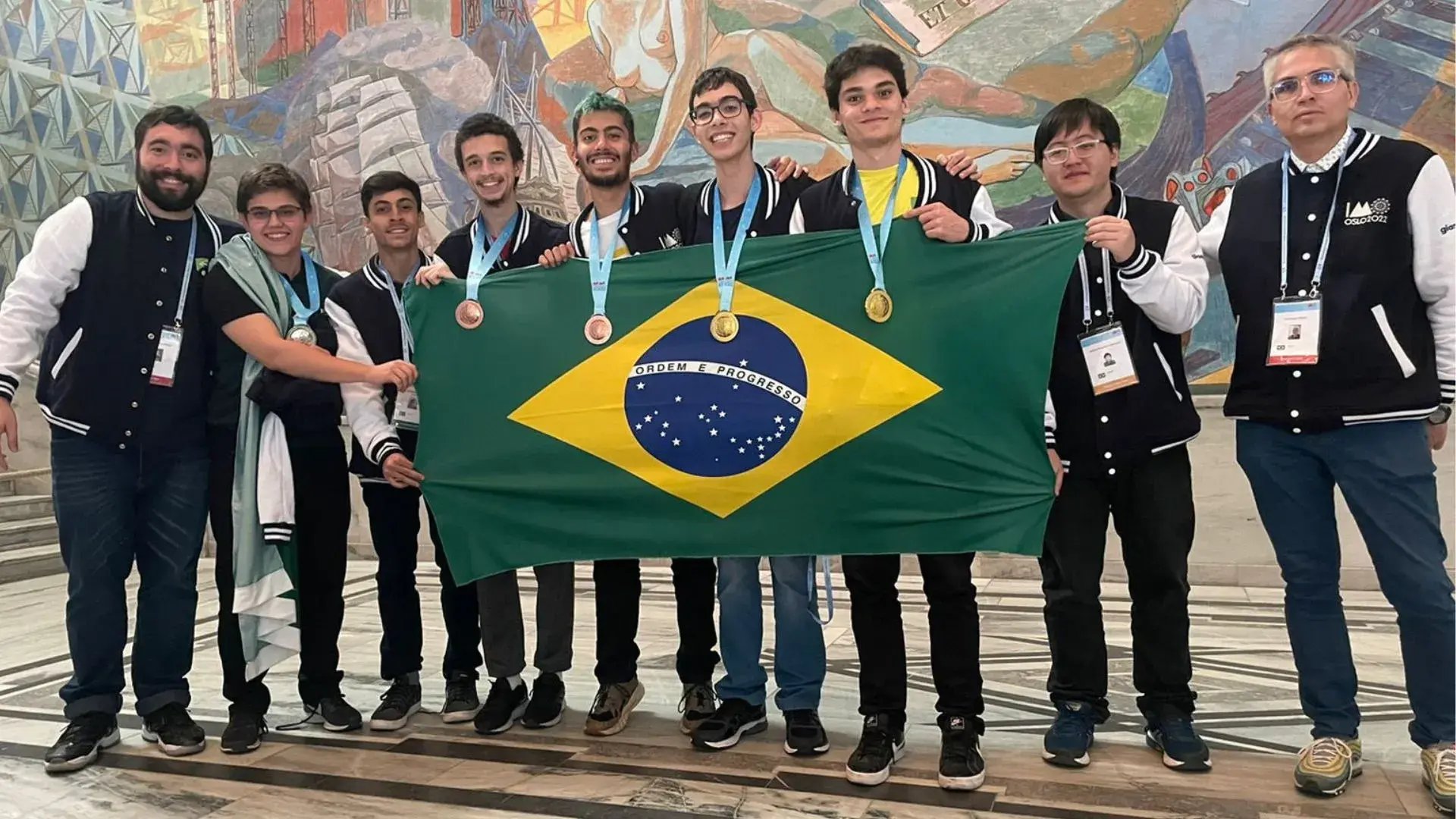 O professor Edmilson Motta (à direita) com a delegação brasileira durante a cerimônia de premiação da IMO 2022.