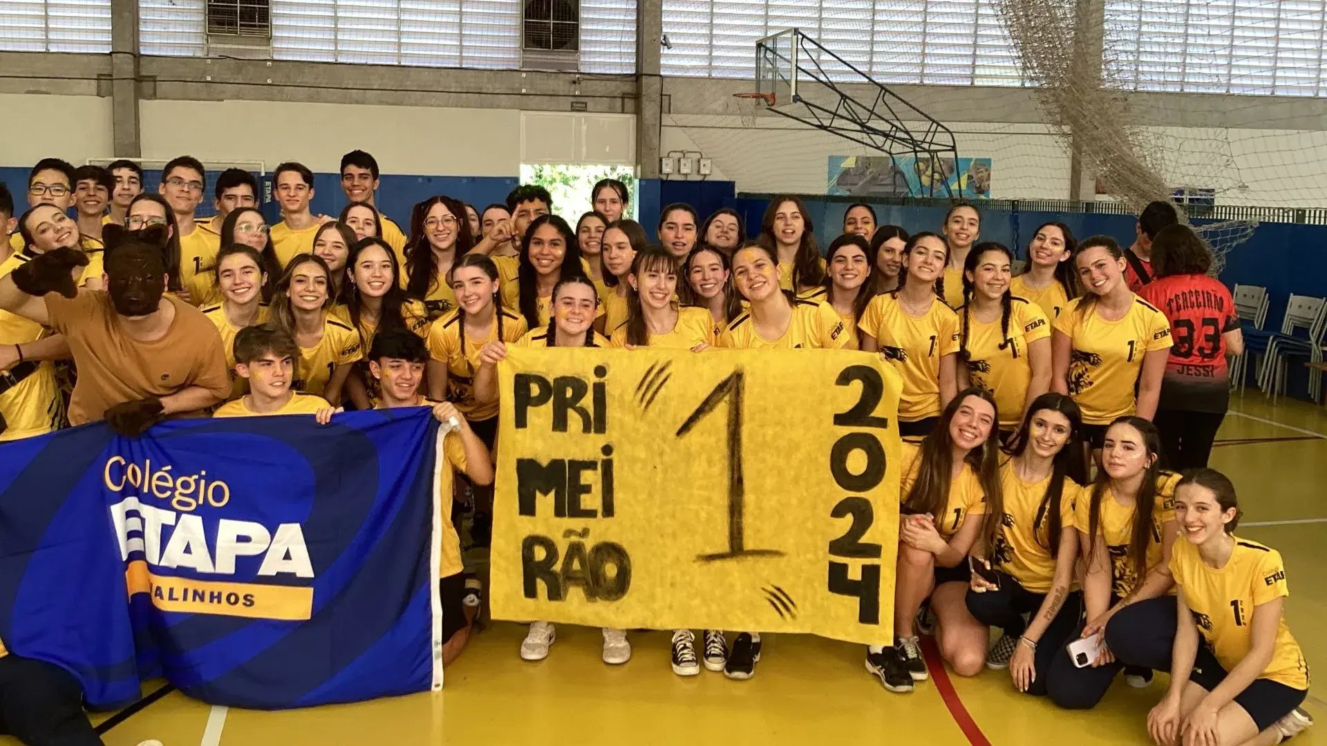 Alunos da 1ª série do Ensino Médio na Gincana Esportiva