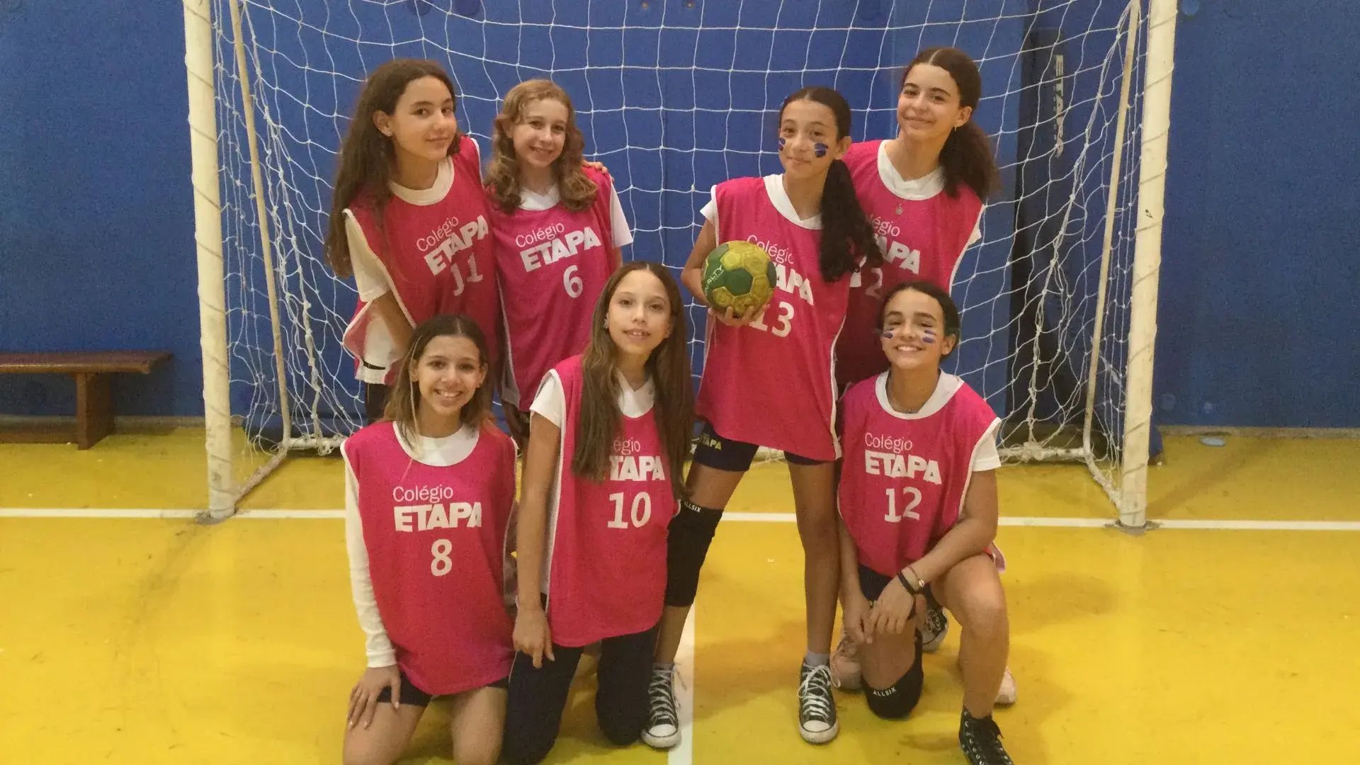 time de handebol feminino do 6º ano