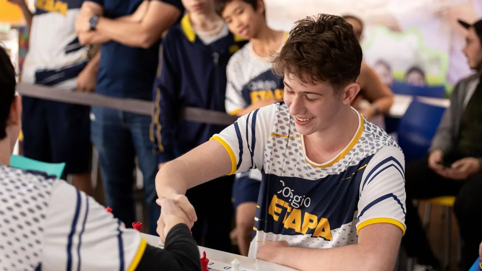 Jogador de Xadrez do Colégio Etapa cumprimenta adversário em partida da Copa Etapa Valinhos 2025.&nbsp;