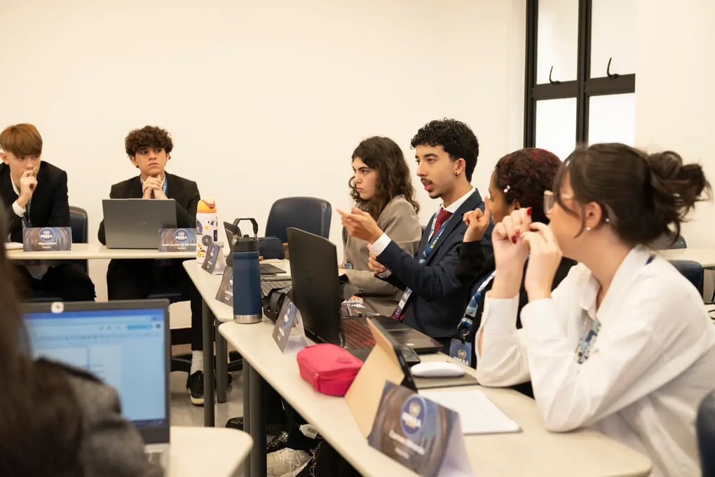 simula-etapa-alunos-discussao-comite-onu