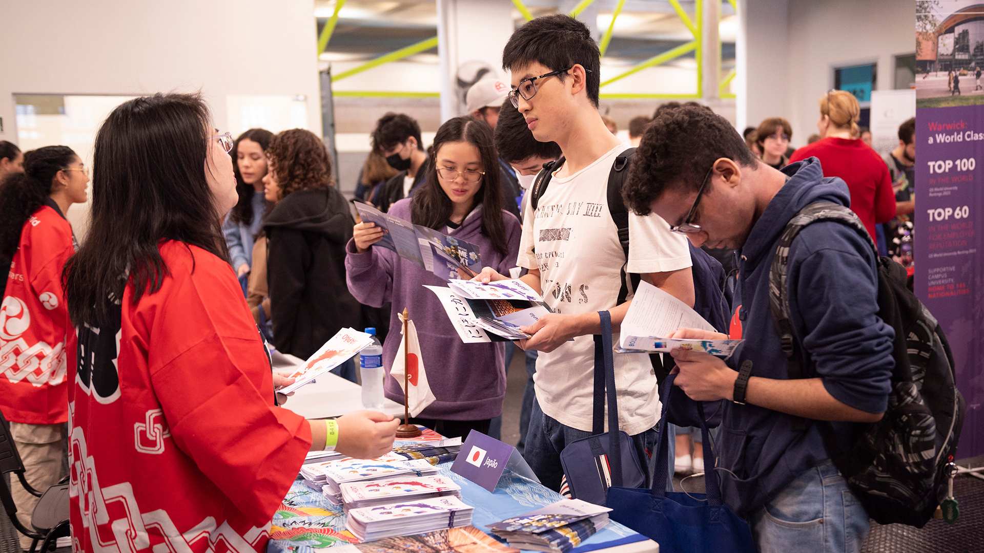 A Feira Etapa de Universidades Internacionais 2023 reuniu alunos e pais para conhecer mais sobre estudos no exterior.