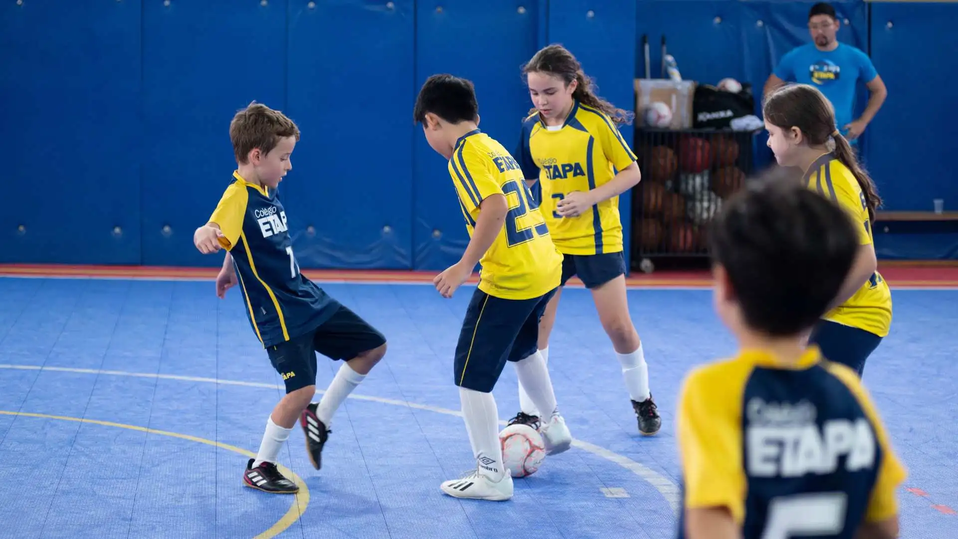 Os destaques esportivos de 2023 do Colégio Etapa incluem modalidades como Basquete, Handebol, Futsal e Vôlei. 