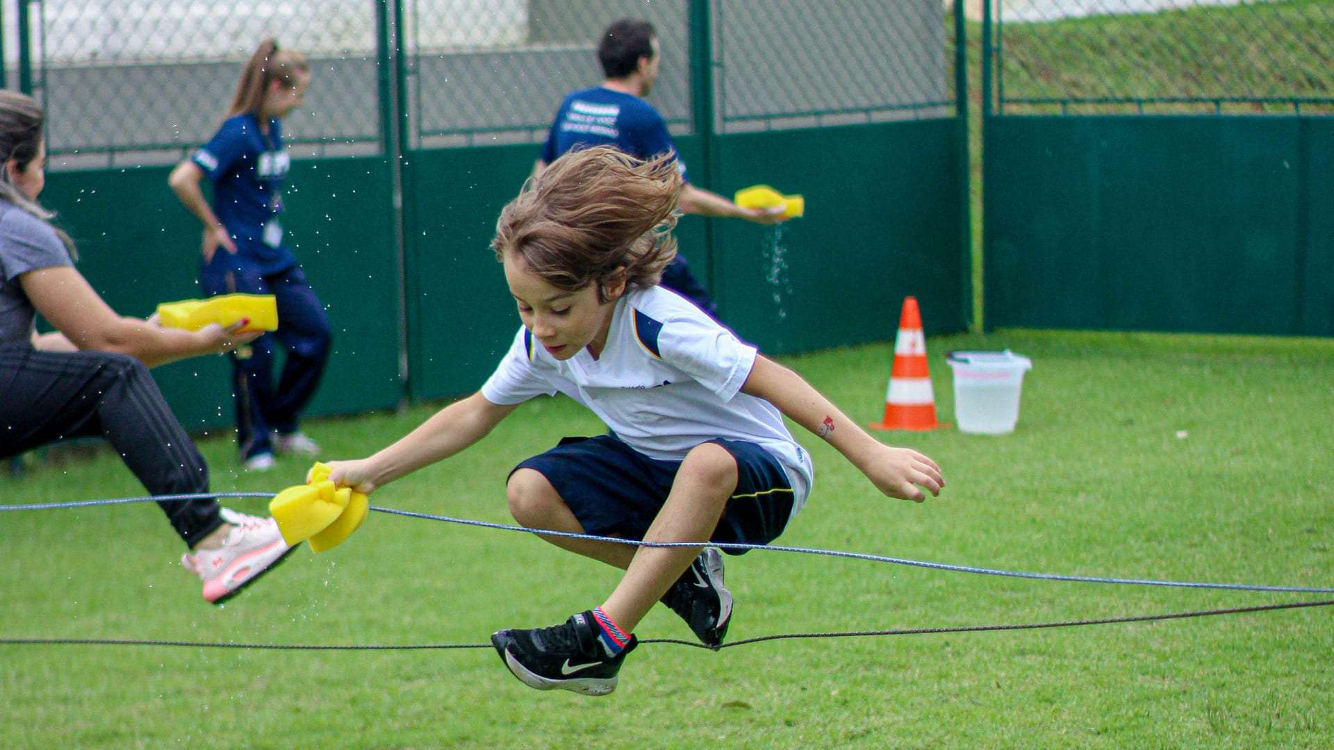 Pais e alunos do Colégio Etapa Valinhos aproveitaram a Manhã Esportiva 2023 para participar de brincadeiras no ambiente escolar.