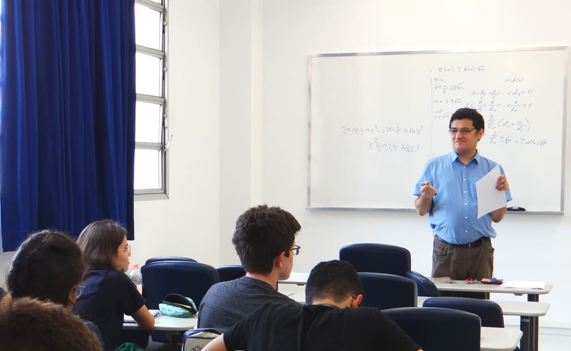 Colégio Etapa recebe a visita de professor especialista em competições olímpicas de Matemática (3)