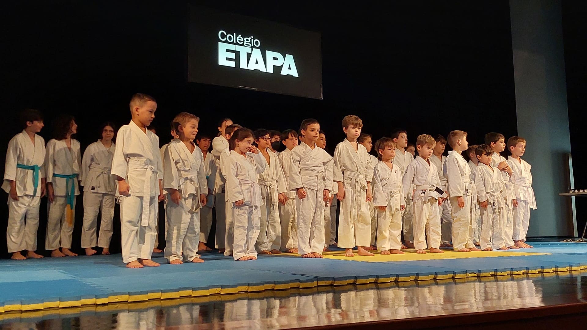 Os familiares dos judocas participaram da cerimônia de troca de faixas de Judô que ocorreu no Colégio Etapa Valinhos.